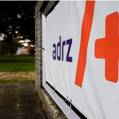 Adrz logo buiten