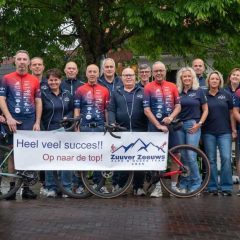 Team ‘Zuuver Zeeuws’ in sponsorkleding, klaar voor hun deelname aan Alpe d’HuZes voor kankeronderzoek.